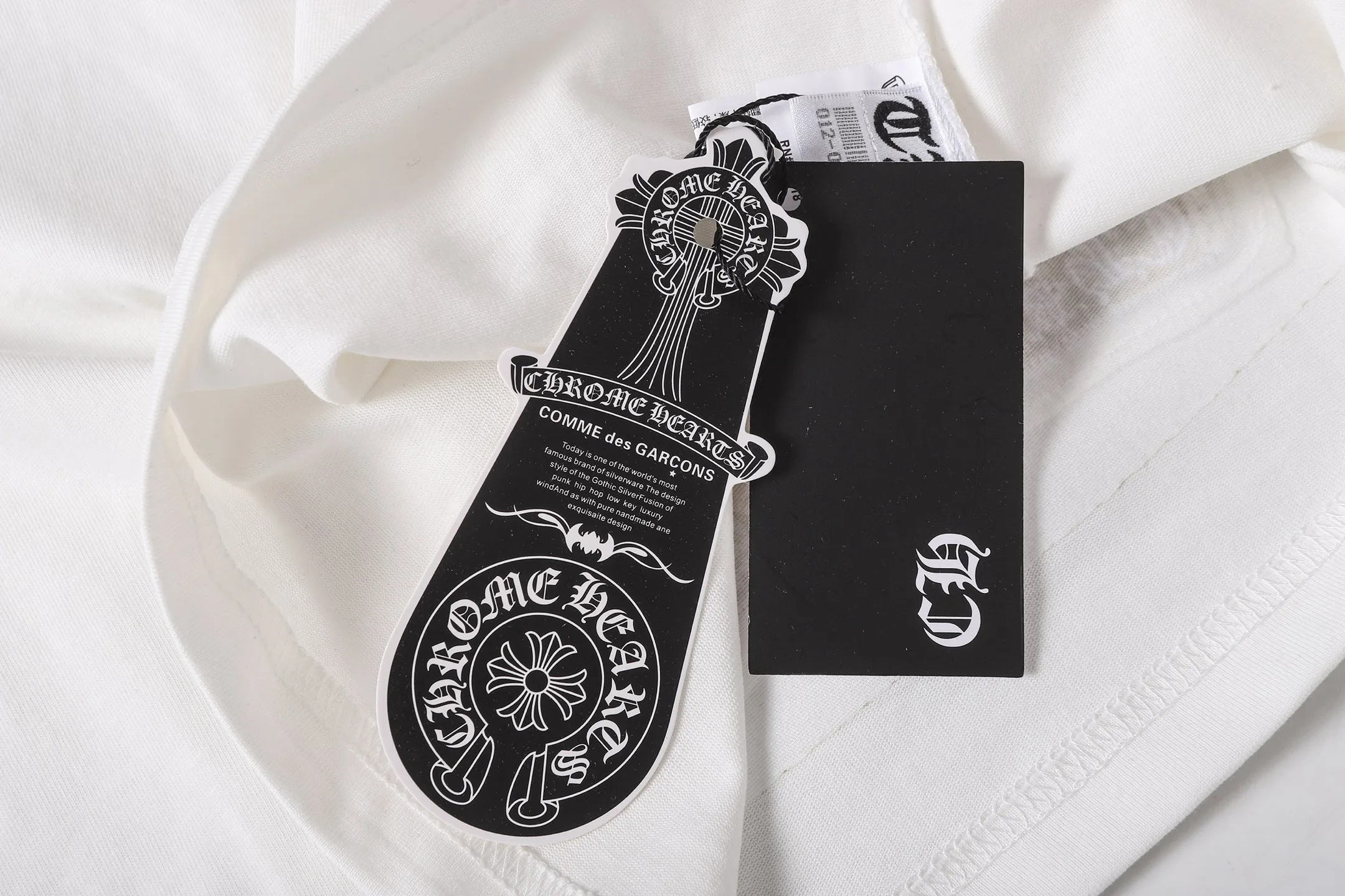 P160 Chrome Hearts CH Chrome Hearts Heavy Industry patch embroidered cross ✝️Short-sleeved T-shirt Use imported Tajima machine embroidery Correctly configured Black 2025 Chrome Hearts nylon bag authentic packaging 260 grams of custom-dyed double-yarn cotton Large version Loose and stylish Differentiated from low version slim and long version The upper body pulls the hips 100% commitment: top quality Do not make fast food The highest version on the market Top quality - different from those ordinary versions on the market If you care about quality, you should also respect the price. Absolutely 0 after-sales service and 0 return rate so far. It’s hard not to love the style - 260g custom-dyed double yarn fabric - Correct high-density main mark, washed tag, hand-sewn